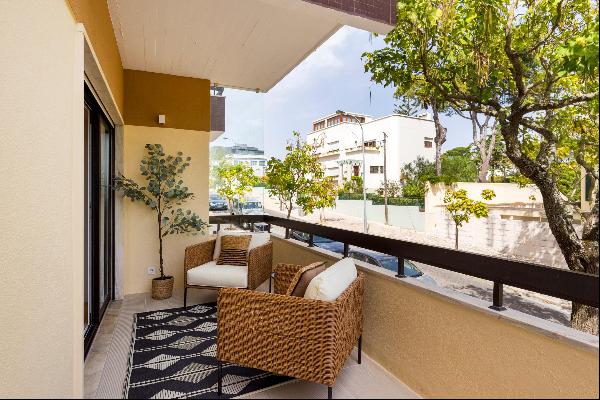 Outstanding 3-bedroom apartment in a condominium with pool and parking in Cascais, Lisbon.