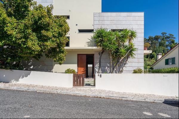 Excellent 5-bedroom house with swimming pool and garden in Cascais, Lisbon. 