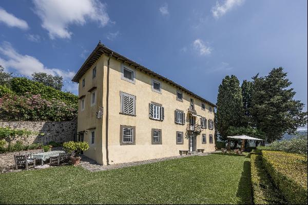 Sumptuous villa for sale in Lucca.  