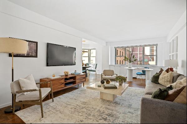 Sun-flooded, well-proportioned with 3 exposures, move-in ready apartment featuring a livin