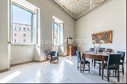 Charming and bright apartment in the heart of Trastevere