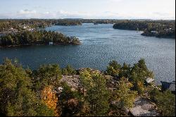 Seaside property of 27,000 sqm set in the Stockholm archipelago featuring direct road acc