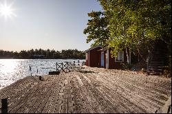 Seaside property of 27,000 sqm set in the Stockholm archipelago featuring direct road acc