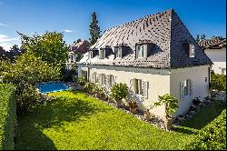 Top location in Gern: Detached family home with pool and design potential