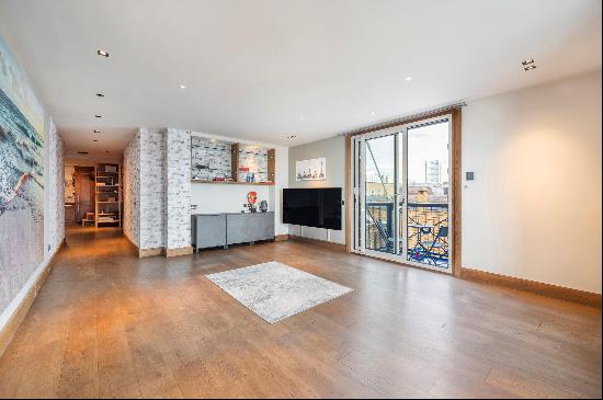 A spacious dual-aspect apartment in Papermill Wharf, with wonderful River views.