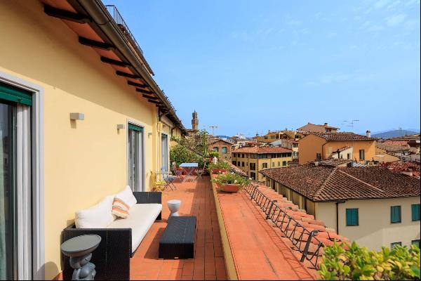 Splendid penthouse in Oltrarno