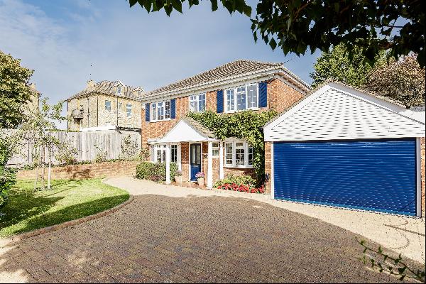 A chain free link-detached four bedroom  house,  ideally located for Sevenoaks Station and