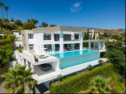 Villa in El Paraíso with incredible views of the sea, golf and nature