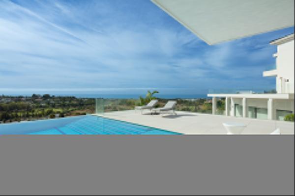 Villa in El Paraso with incredible views of the sea, golf and nature