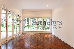 House surrounded by plenty of greenery in São Paulo