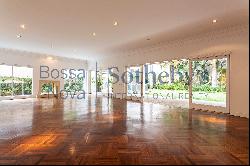 House surrounded by plenty of greenery in São Paulo