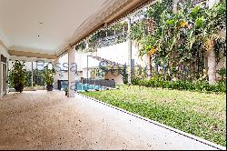 House surrounded by plenty of greenery in São Paulo