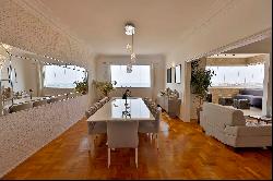 Decorated apartment with prime location and sea view