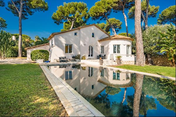Beautiful Provencal villa with a sea view in Cap d'Antibes.