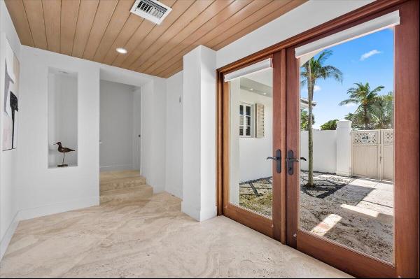 OCEAN     OCEAN     EVERYWHERE Direct Oceanfront Home Jupiter Inlet Colony On the Southern