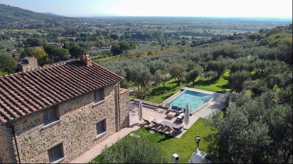 Villa La Cascata with swimming pool and olive grove in Cortona, Arezzo
