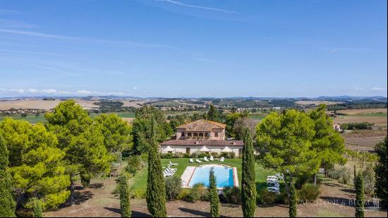 Casale San Giorgio with pool, vineyard and paddock near Siena-Tuscany