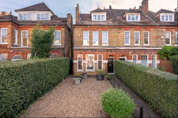 A wonderful 4 bedroom family home with huge potential located in West Dulwich. 