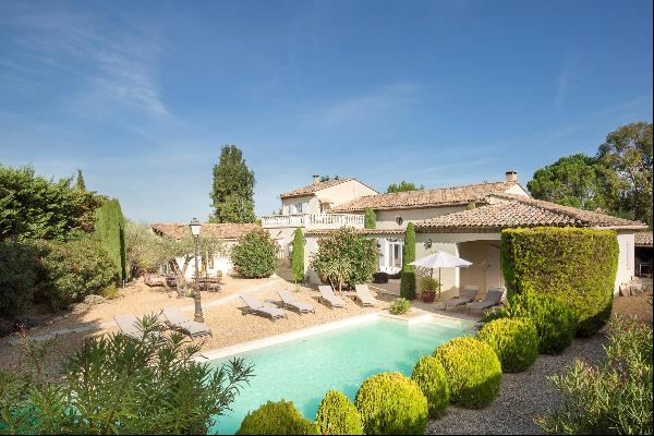 Stunning villa with outbuildings in Saint-Rémy-de-Provence.