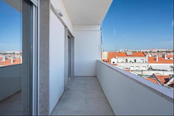 Excellent 2-bedroom duplex apartment with panoramic views in Arroios, Lisbon. 
