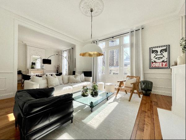 Downtown, sublime 5-room apartment with terrace and parking.