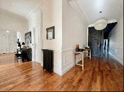 Downtown, sublime 5-room apartment with terrace and parking.