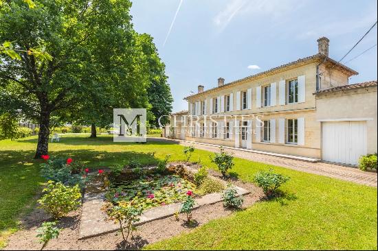 Large stone house with pool in Saint-Emilion