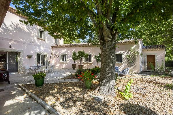 Beautiful property with swimming pool and outbuildings near L'Isle-sur-la-Sorgue