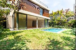 Brand-new house with a garden and a swimming pool