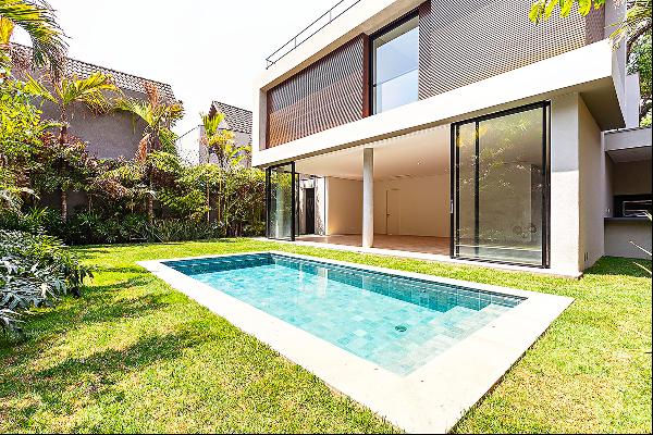 Brand-new house with a garden and a swimming pool