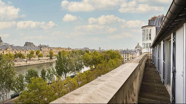 Beautiful duplex apartment overlooking the Seine and the Louvre
