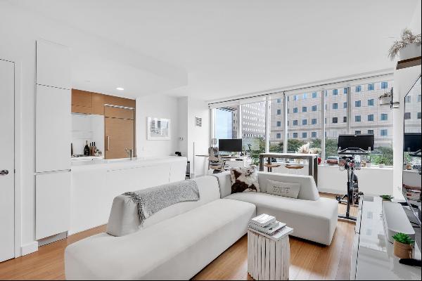 Enjoy serenity in Battery Park in one of NYC's most desirable buildings, The Riverhouse.Cl