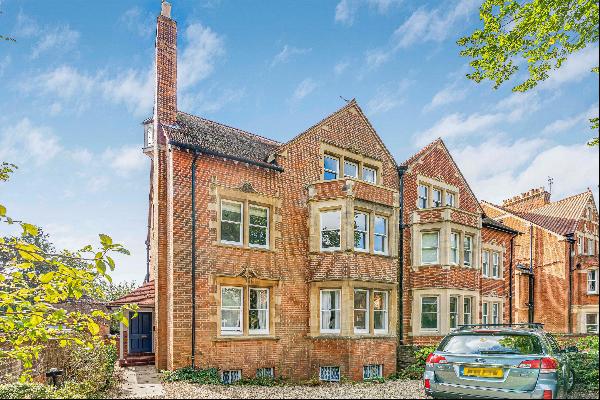 Charming garden apartment in a period building set on a sought after Central North Oxford 