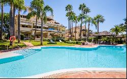 Front line golf penthouse with solarium in Las Alamandas, Nueva , Marbella 29660