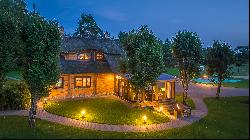 Romantic family homestead with a long lakeside