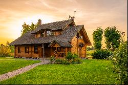 Romantic family homestead with a long lakeside