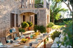 Stately farmhouse with infinity pool and garden in Santa Maria del Camí