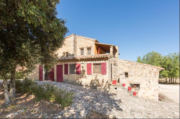 Provençal farmhouse with pool and land for sale in Bonnieux.