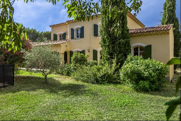 Beautiful property with swimming pool and outbuilding near L'Isle-sur-la-Sorgue.