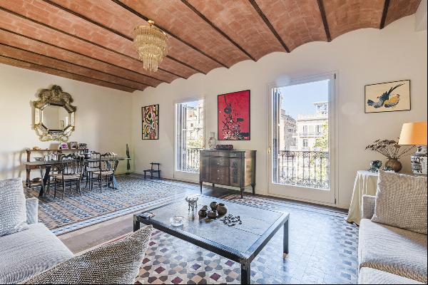 Renovated apartment with lots of light and views of the Coliseum theater