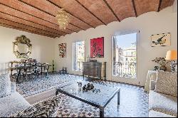 Renovated apartment with lots of light and views of the Coliseum theater