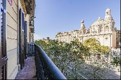 Renovated apartment with lots of light and views of the Coliseum theater