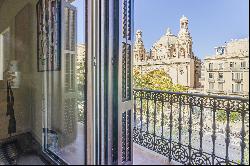 Renovated apartment with lots of light and views of the Coliseum theater