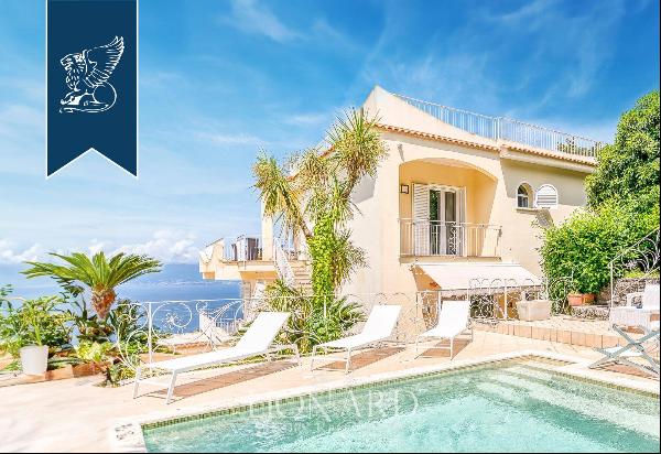 Lovely villa with a garden, pool and panoramic sea-facing terraces in Sorrento
