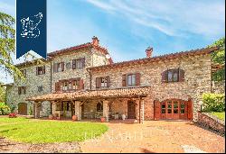 Rustic villa with a big park and pool for sale on Tuscan hills