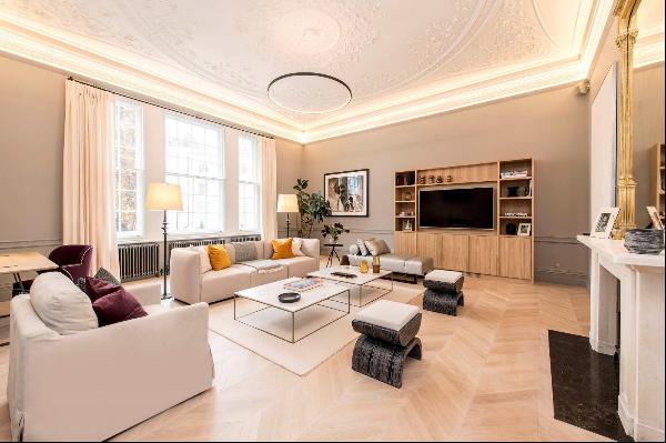 An exceptional first floor apartment in Warwick Square, SW1