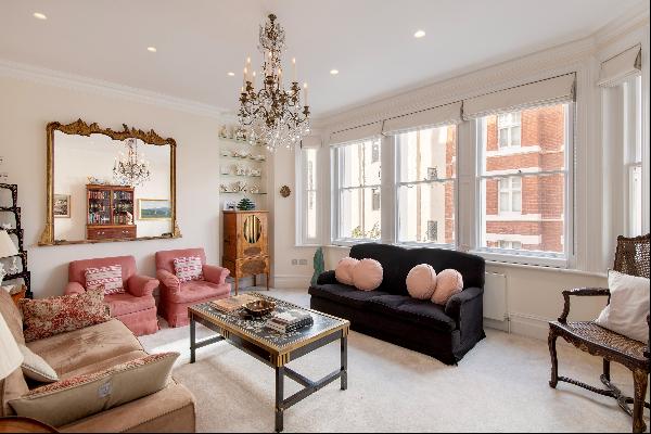 A well-presented lateral apartment offering excellent reception space and four well-propor