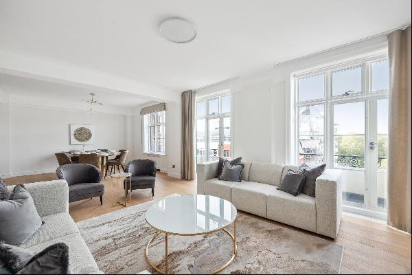 A spacious seventh-floor, three bedroom apartment with Hyde Park at your doorstep.