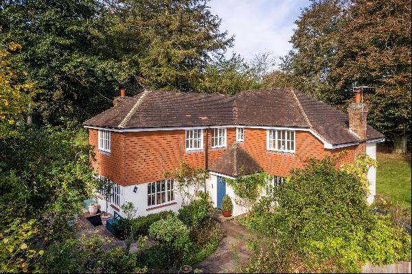 An exceptional detached four bedroom family home in this prime Sevenoaks location.