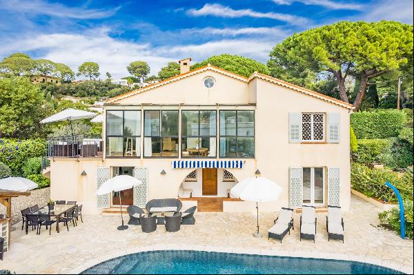 Beautiful villa on the western-side of Cap d'Antibes with sea views, a heated swimming poo